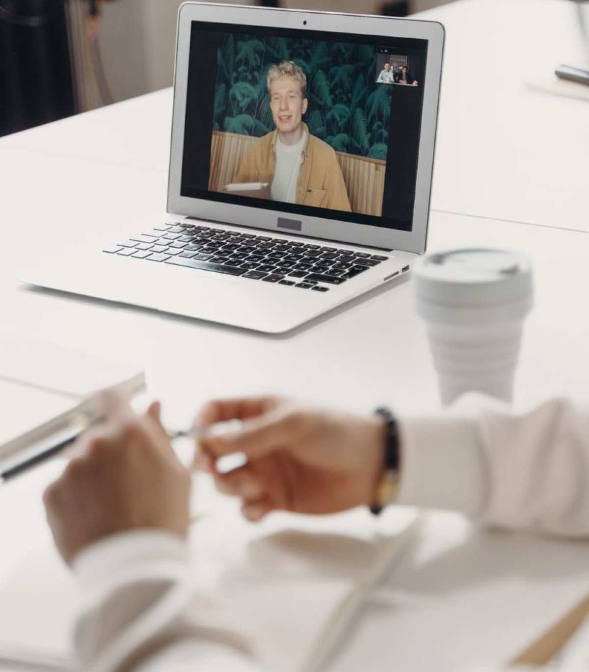 Hva «moderator» betyr når konferansen sendes direkte